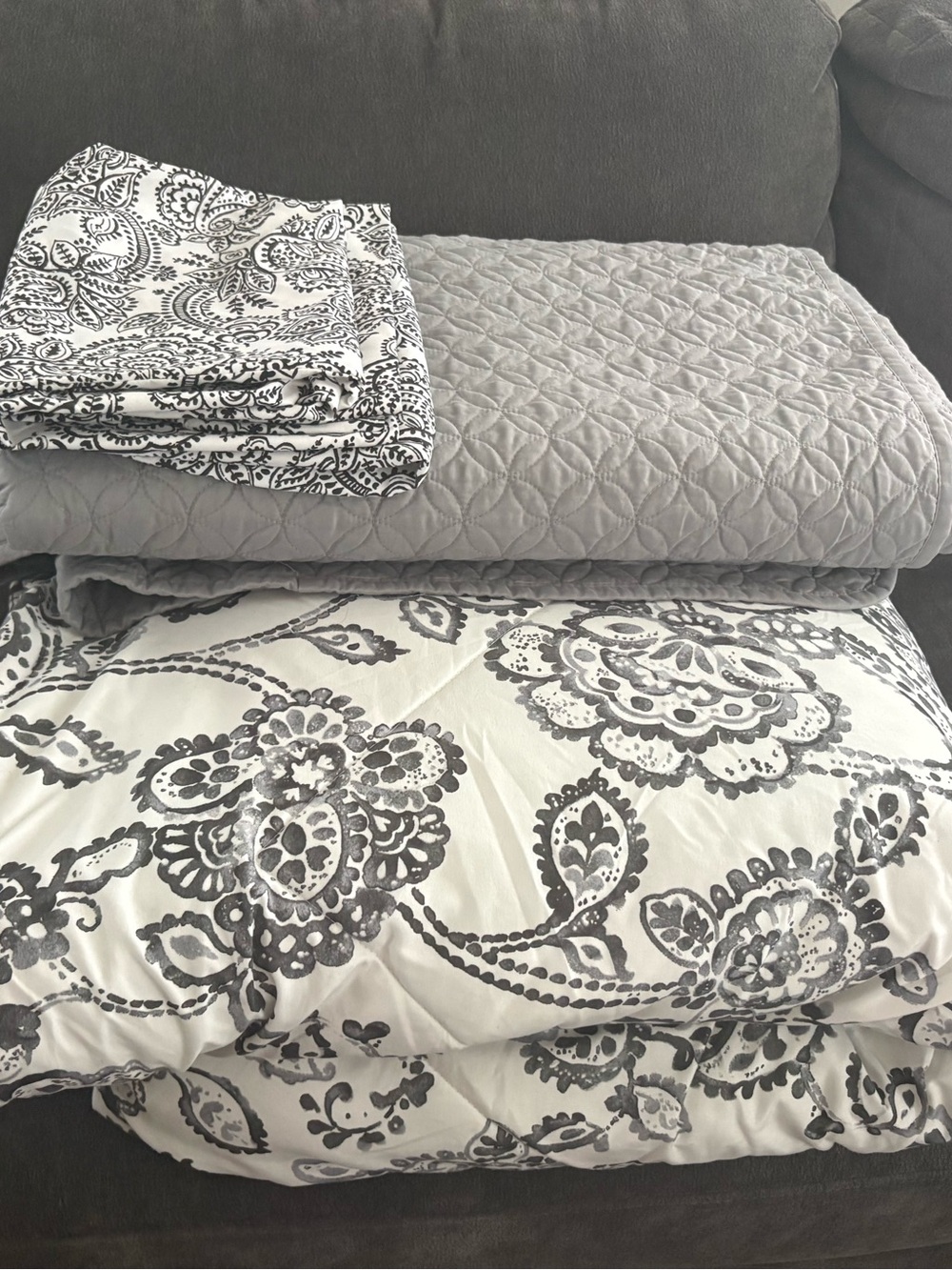 Queen Reversible Comforter Set - - Picture 4 of 4